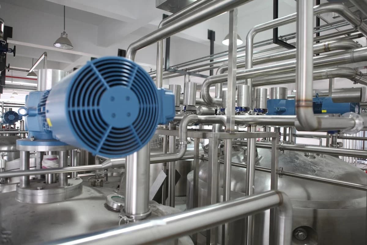 Industrial process pipework and vessels illustrating a closed circulation system